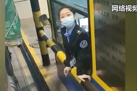 网友说收费员小姐姐是发自内心的笑，果然是……图片