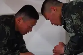 哥俩一起入伍？看00后双胞胎在军营里互相“较劲”