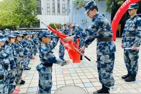“萌娃”军营初体验，萌化你的心图片