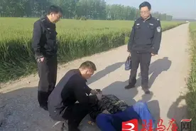 耄耋老人瘫倒路旁 走访民警援手相救图片