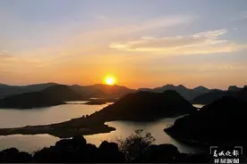 云南沾益海峰湿地：落日归山海，万物披霞光图片