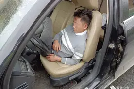 凌晨酒驾睡倒半路，男子不仅无证驾驶，车还是用驾驶证照片“租”的图片