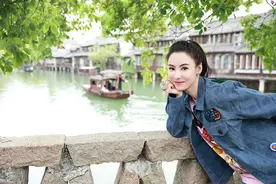 张柏芝高马尾造型穿搭青春靓丽 漫步在初春的乌镇气质恬静优雅图片