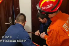 男子家中突发疾病 消防员破拆房门紧急救援图片