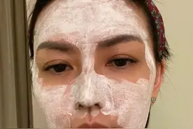 孙燕姿晒自己生活照 自曝压力大长痘忙敷面膜图片