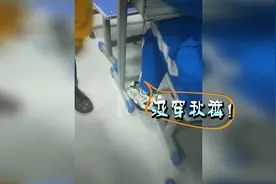39秒｜老师也是妈妈！突然降温班主任挨个检查孩子们是否穿了秋裤视频封面