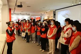 今天我们走近“红色背篓”图片