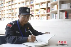读书有用吗？47岁圆大学梦的保安大叔给出答案……图片