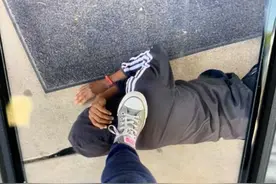 外媒：“跪杀”黑人案宣判当天，美国一老师把脚踩在10岁黑人学生身上，拍照发给他妈图片
