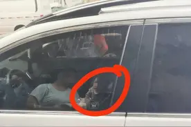 深圳一婴儿被粗心家长反锁车内，解救出来时已全身湿透图片