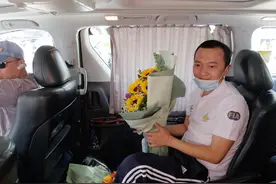 曾在香港机场被暴徒殴打，《环球时报》付国豪离职，胡锡进回应图片