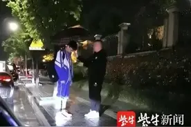 爸爸雨中教育儿子，手中的伞却一直撑在儿子头上图片