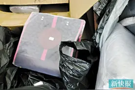 广州公安查获大批假冒“COACH”商标手袋产品图片