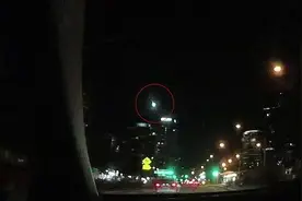 澳大利亚一辆警车夜间巡逻时拍下一颗陨石划过天空图片