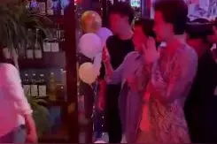 杨澜庆生获老公推蛋糕车惊喜现身，夫妻当众深情拥吻图片