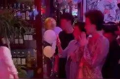 杨澜庆生获老公推蛋糕车惊喜现身，夫妻当众深情拥吻图片