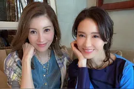 李嘉欣和黎姿约会喝咖啡 双女神同款淡妆出镜保养得宜图片