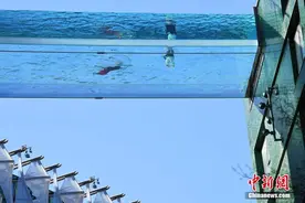 世界首座空中全透明泳池 似在空中遨游图片
