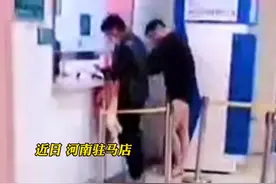 爸爸凌晨光腿光脚抱女儿看急诊被拍，网友：看哭了图片