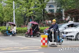 娄底交警灵魂拷问：驾乘人员不戴头盔理由还千奇百怪图片
