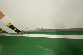 21万买个“壁咚”车位，车主挤进挤出停车太难 开发商：符合最低标准图片