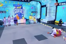 综艺生涯滑铁卢！杨迪惨被19岁丁程鑫一把悬空拎起图片