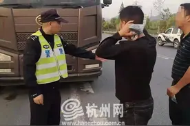 高速服务区内两货车险些相撞，暴怒司机不知错竟还动起手来图片