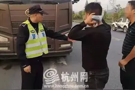高速服务区内两货车险些相撞，暴怒司机不知错竟还动起手来图片