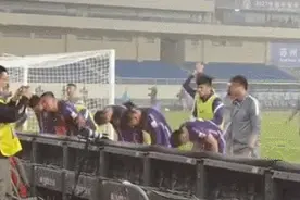 命途多舛！津门虎中超首轮惨败 主帅向球迷鞠躬图片