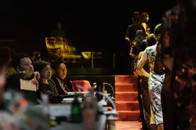 央华《如梦之梦》九周年巡演首站设公益场，31位演员致敬武汉图片