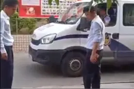 视频疯传！海南一男子被捆绑在地引人围观……咋回事？图片