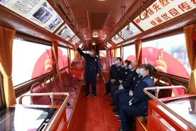 参观“红色巴士”主题车厢，公交驾驶员当好市民出行“摆渡人”图片