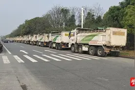 一个渣土车队，55辆车，准备去偷倒垃圾图片