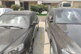 广州一男子深夜连砸数车，目前已被警方带走图片