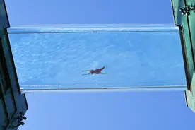 在空中泳池游泳图片