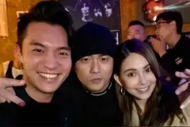 周杰伦昆凌与好友聚会 两人紧密依偎温馨甜蜜图片