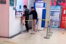 热搜第一的“光腿赤脚爸爸”，找到了图片