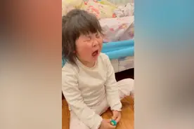 萌娃发现爸妈结婚照没有自己大哭：你们结婚怎么不叫我视频封面