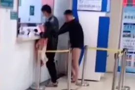 热搜第一的“光腿赤脚爸爸”，找到了图片