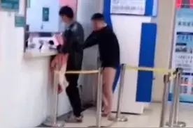 热搜第一的“光腿赤脚爸爸”，找到了图片