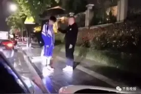 爸爸雨中训儿子，伞却撑在儿子头上！这一幕让人湿了眼眶…图片