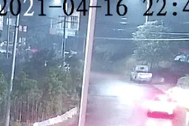 男子驾车翻入农田，被人救出后竟还一脸兴奋？图片