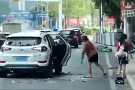 丈母娘当街怒砸女婿车，女儿背着婴儿在一旁劝架，网友：这是犯什么错了图片