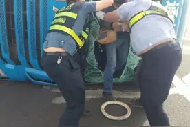 大风吹翻货车 吐鲁番多部门紧急救援被困人员图片