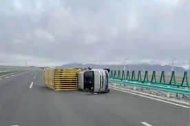 11级大风掀翻多辆货车，消防逆风救援