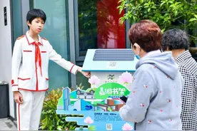 你是否感受过“行走间的阅读”？嘉定这个“迷你书架”，让书香弥散在远香湖畔图片