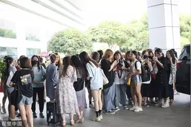 为送偶像出道，他们花了100000000元｜调查图片