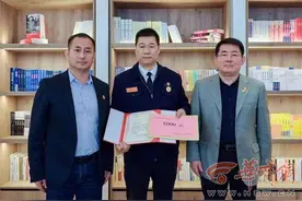 拾金不昧40万董恒浩荣获“西安好的哥”曾被央视报道图片