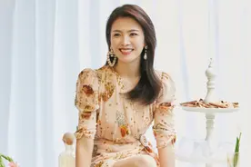 刘涛穿碎花裙坐餐台笑容满面 一双长腿吸睛图片