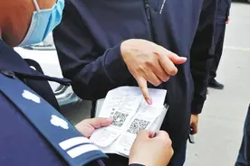 小心“高仿”停车缴费条盯上你的车 三类停车区竟收费35元，城管教你如何辨识假缴费条图片